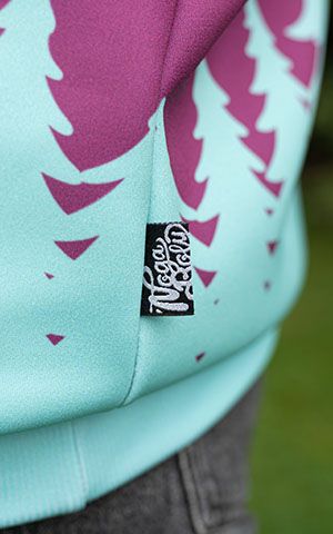 Hoodie mit individuellem Baum-Print und gewebtem Markenetikett
