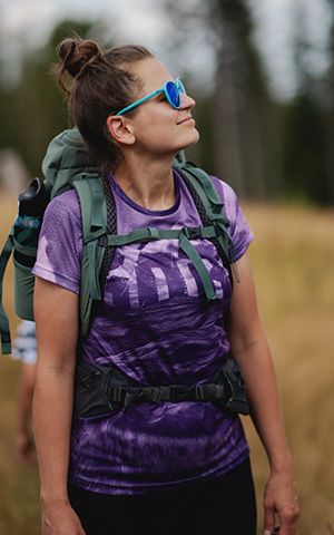 Wanderer in einem lila sublimierten Funktionsshirt