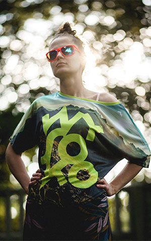 Frau in einem Oversize-Shirt mit auffälligem Print