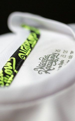 Sublimationsdruck auf der Innenseite eines weißen Shirtkragens