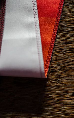 Nahaufnahme einer Flachnaht zwischen weißem und rotem Stoff