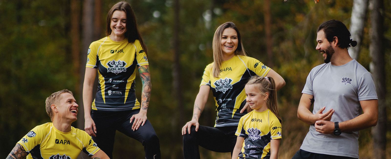 Hindernislauf-Team Socios Silesia in gelb-schwarzen Shirts
