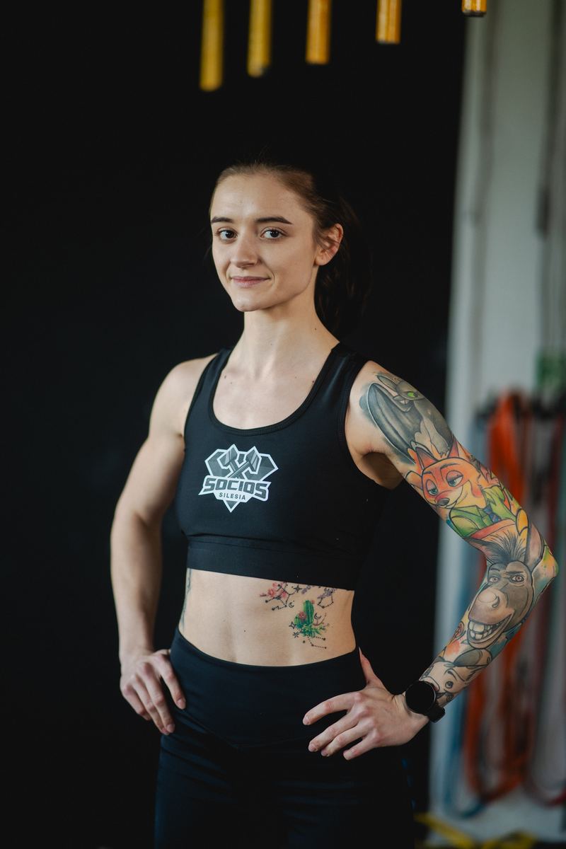 Sportlerin in einem schwarzen Socios-Silesia-Sporttop
